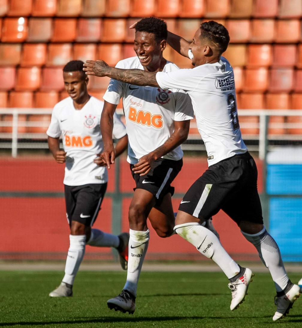 Lembra do Ameixa? Volante estoura idade do sub-23, mas Corinthians não facilita liberação