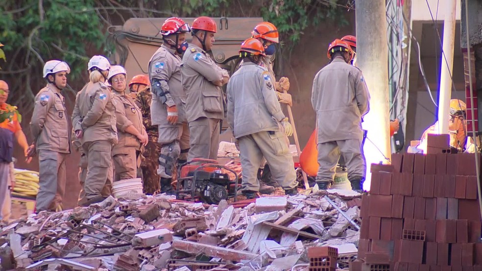 Bombeiros encontram o 12Âº corpo nos escombros de dois prÃ©dios que desabaram na comunidade da Muzema, na Zona Oeste do Rio â€” Foto: ReproduÃ§Ã£o/ TV Globo