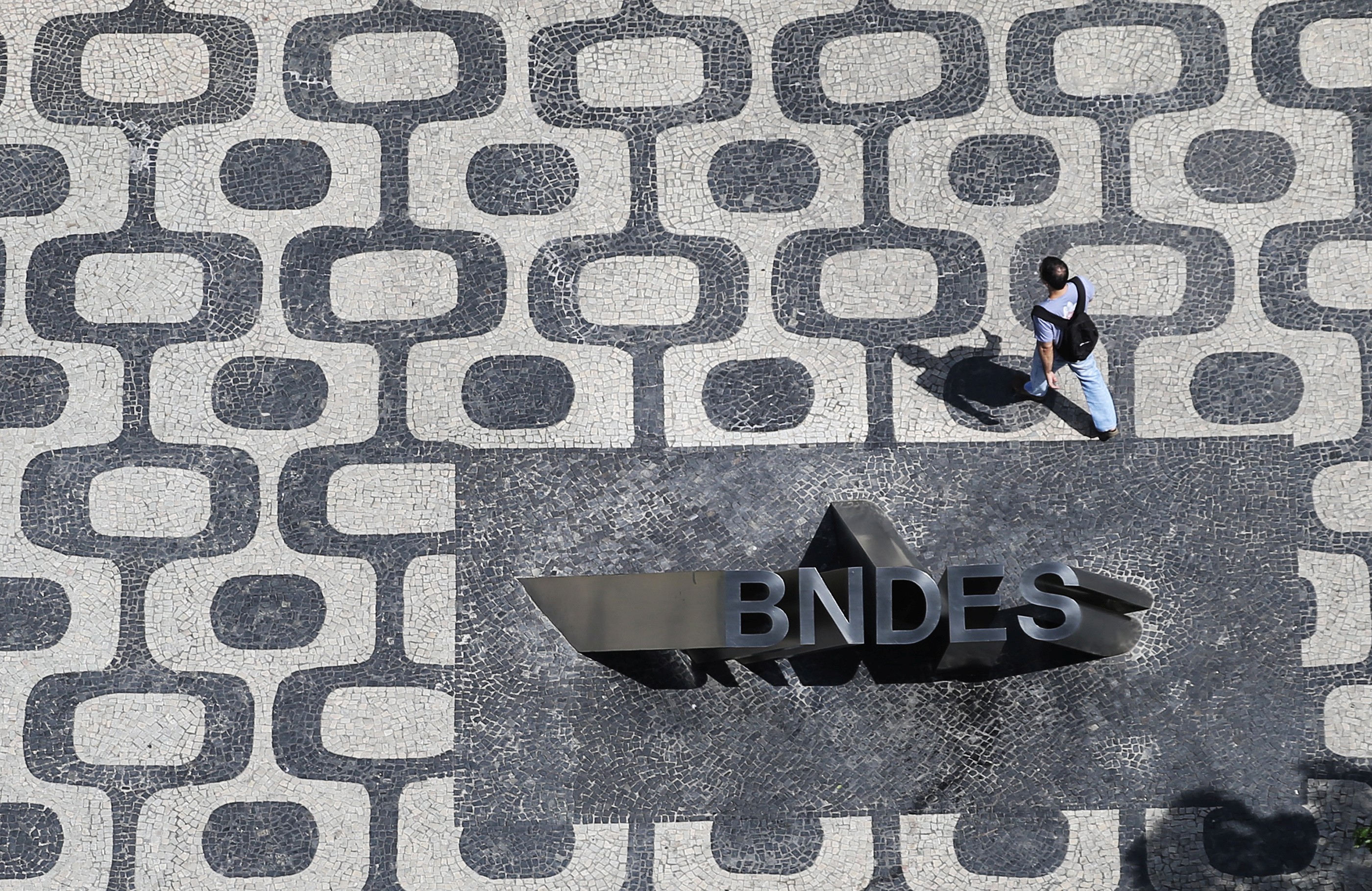 BNDES avança em plano para venda de de suas ações ordinárias na Petrobras thumbnail