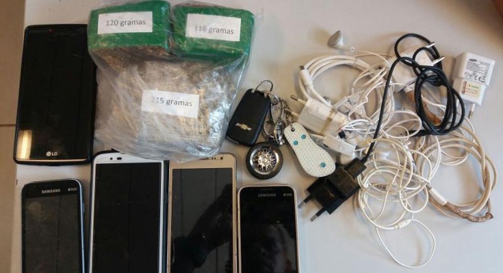 Celulares e drogas foram apreendidos com Genilton na Penitenciária Regional de Pedrinhas (Foto: Divulgação/Polícia Civil)