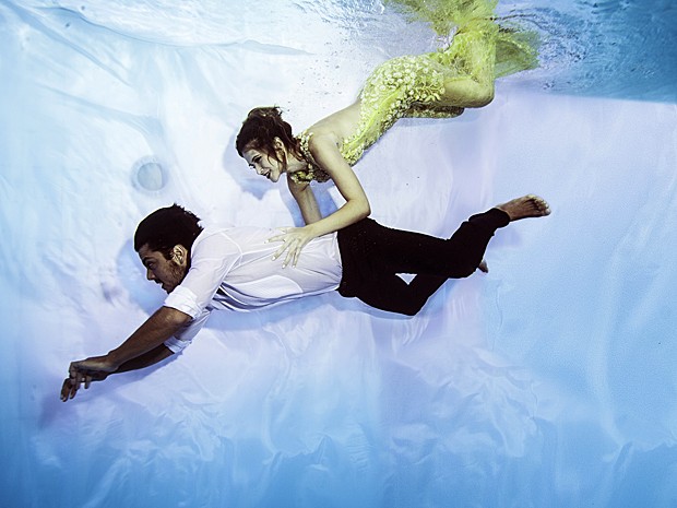 Os atores nadam juntos pela piscina  (Foto: Neto Fernandez / Divulgação)
