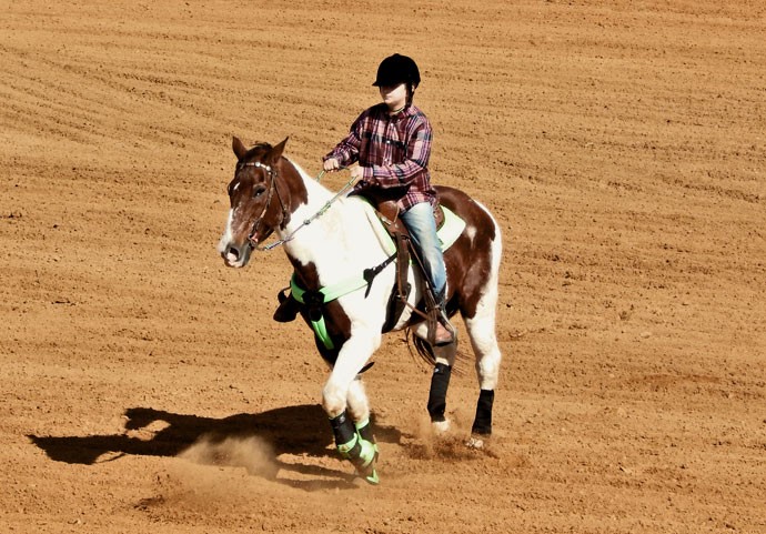 JOÃO AOQUI: Encontrou no cavalo uma terapia e virou competidor de rodeios (Foto: Julia Rodrigues)