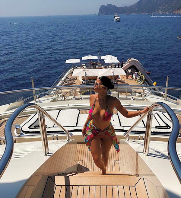 A socialite Kylie Jenner no iate no qual está curtindo as férias e celebrando seu aniversário de 22 anos (Foto: Instagram)