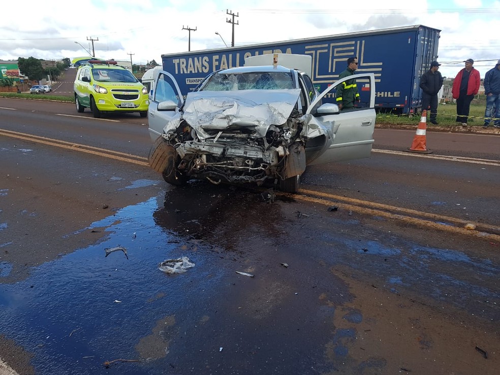 Batida na BR-277 deixou uma crianÃ§a morta e cinco pessoas feridas (Foto: PRF/DivulgaÃ§Ã£o)