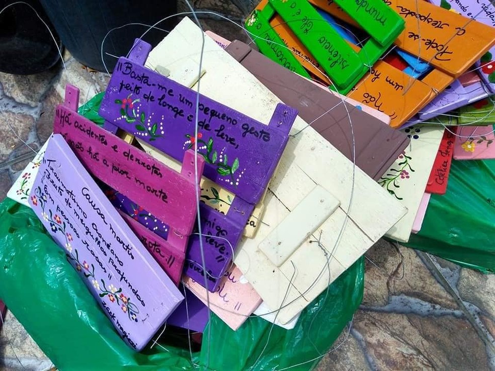 Placas com mensagens poÃ©ticas foram retiradas da Ilha de PaquetÃ¡ nesta quinta-feira (1) â€” Foto: ReproduÃ§Ã£o internet