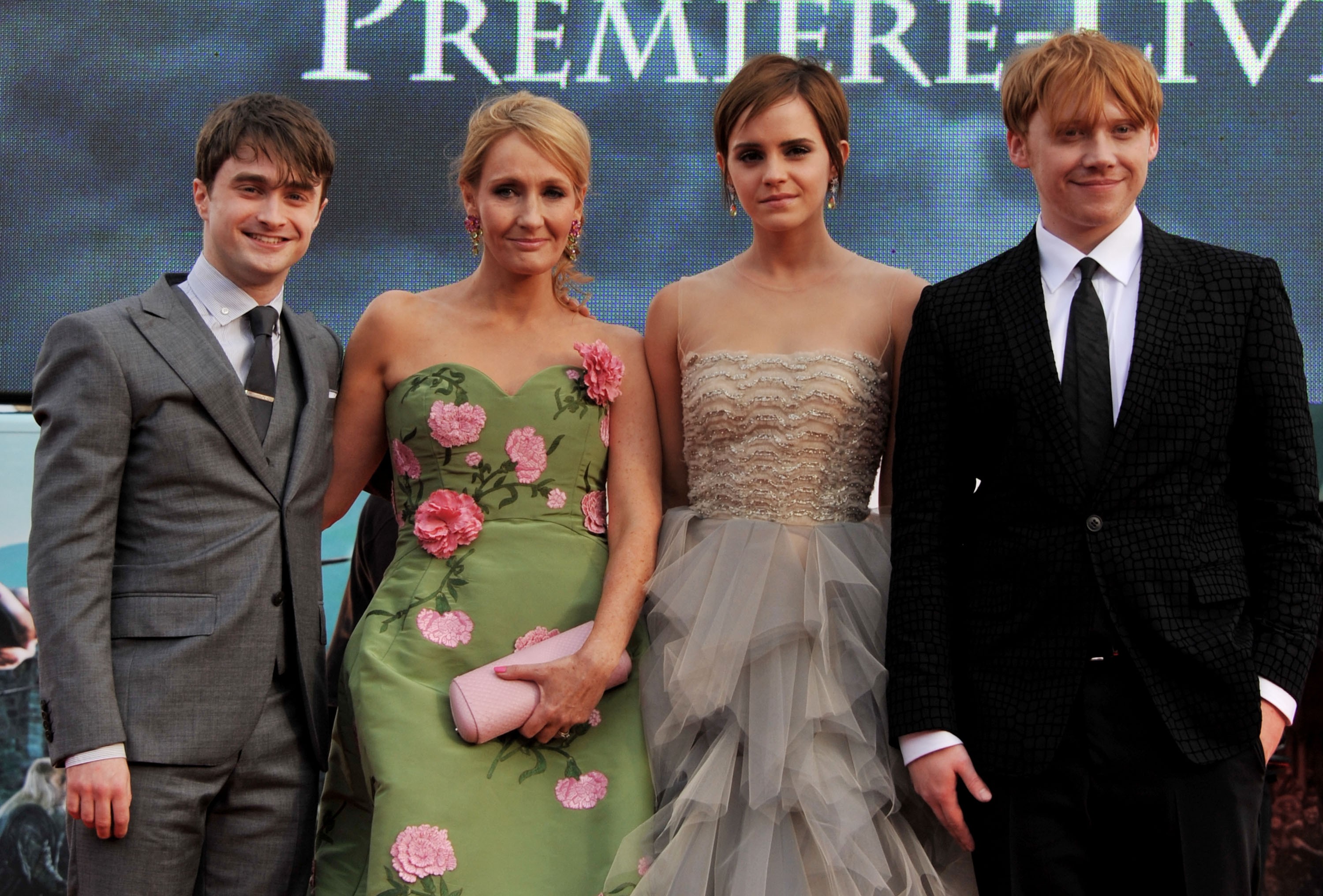 A escritora J.K. Rowling na companhia de Daniel Radcliffe, Emma Watson e  Rupert Grint no lançamento de Harry Potter e as Relíquias da Morte – Parte 2 (2011) (Foto: Getty Images)