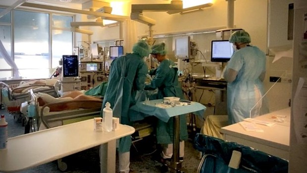 Dos 18 pacientes no centro de terapia intensiva para Covid-19 deste hospital em Leipzig, 14 não foram vacinados (Foto: BBC News)