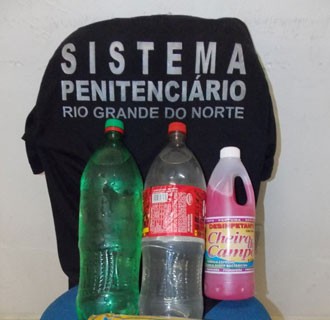 Agentes do CDP de Apodi foram informados que garrafas continham água (Foto: Márcio Morais)
