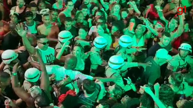 Xanddy e Carla Perez desfilam no meio do povo durante pipoca da Anitta