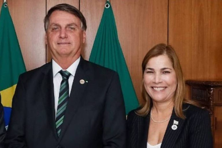 A médica Mayra Pinheiro e o presidente Jair Bolsonaro (PL): presidente concederá honraria para capitã cloroquina por 'serviços notáveis' ao país