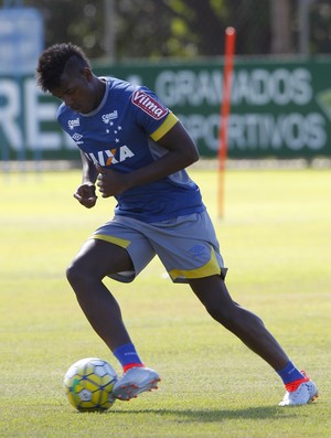 Após dois meses fora, Marcos Vinícius vira opção para jogo contra o Sport