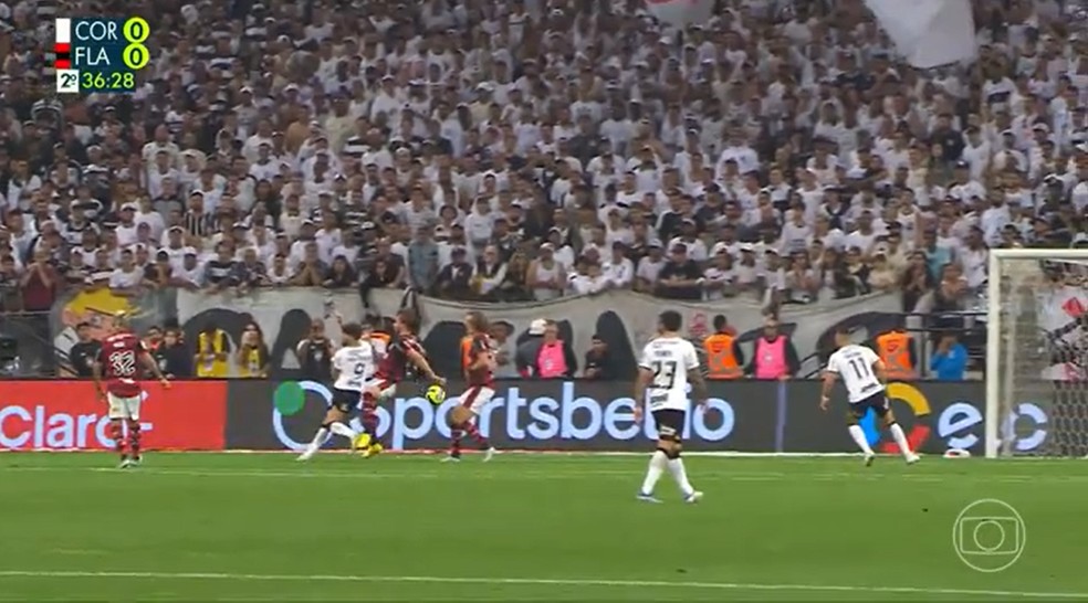 Lance de L&eacute;o Pereira com Yuri Alberto em Corinthians x Flamengo &mdash; Foto: Reprodu&ccedil;&atilde;o