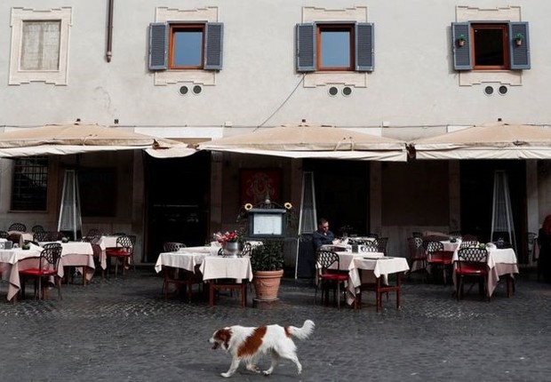 BBC: Com avanço do surto, Itália proibiu pessoas próximas em restaurantes (Foto: REUTERS VIA BBC )