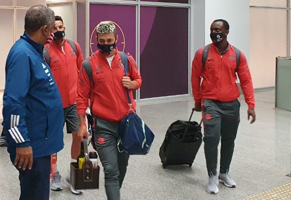 Arrascaeta no desembarque do Flamengo na madrugada de quarta-feira &mdash; Foto: Ronald Lincoln Jr. / ge