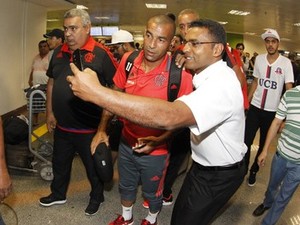 Após susto, jogadores como Sheik foram recebidos por torcedores em Brasília (Foto: Gilvan de Souza/Flamengo)