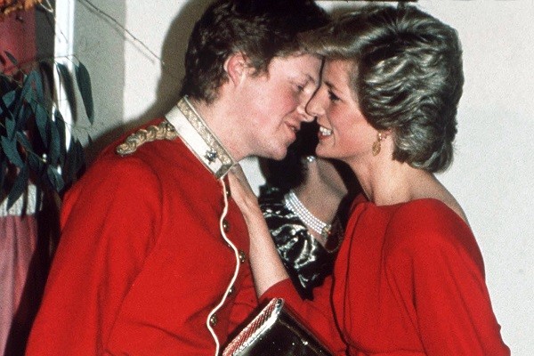 Princesa Diana cumprimenta seu irmão, Earl Chales (Foto: Getty Images)
