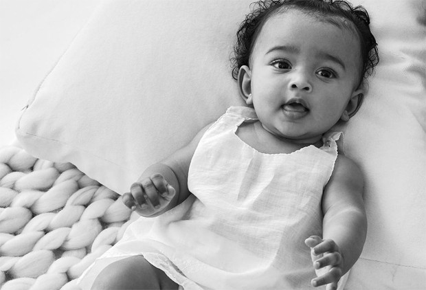 A pequena Chicago, filha de Kim Kardashian e Kanye West, faz um ano (Foto: Reprodução / Instagram)