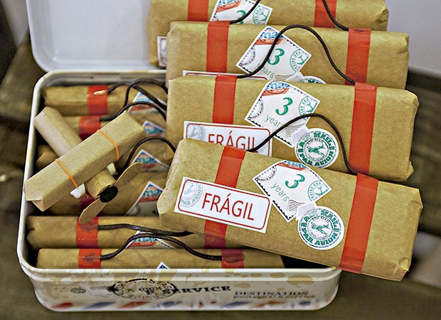 O aviãozinho de papel kraft e as maletas escondiam chocolates e balinhas  (Foto: Sandra Pagano/Editora Globo)