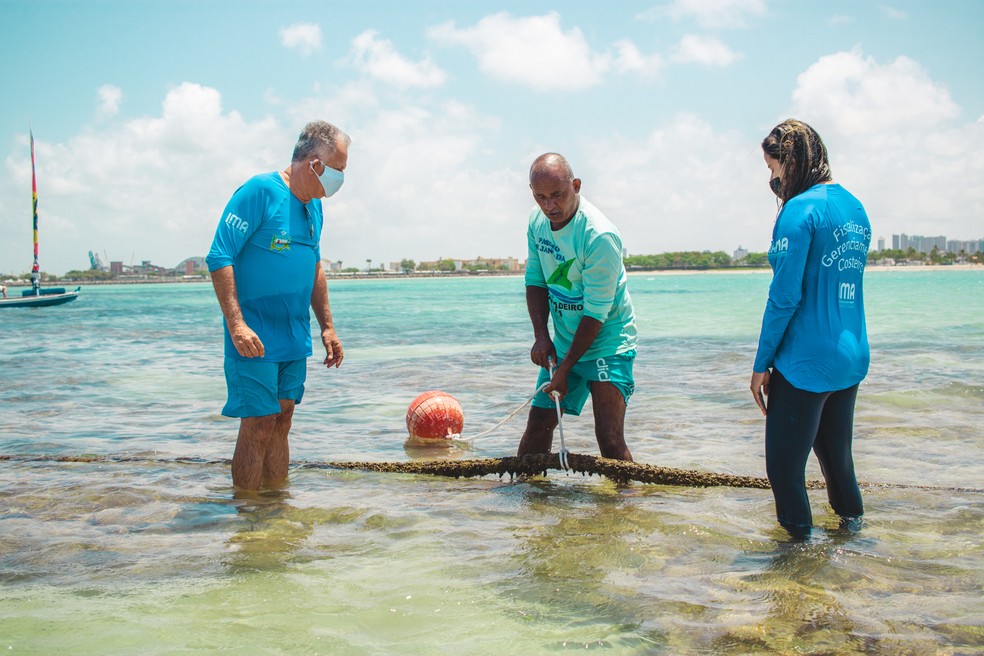 IMA-AL reforça sinalização nas Piscinas naturais da Pajuçara, em Maceió — Foto: Ascom/ IMA-AL