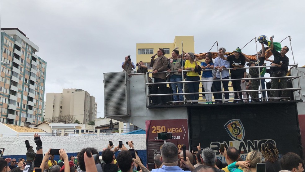 Bolsonaro discursa no Farol da Barra em Salvador neste sábado (2). — Foto: João Souza/g1