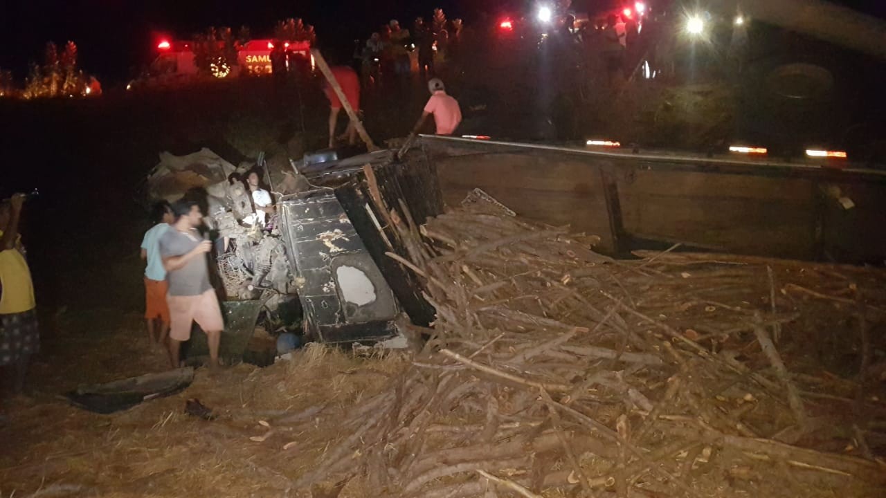 Acidente entre carreta e dois carros deixa mortos e feridos na BR-222, em São Luís do Curu, no Ceará