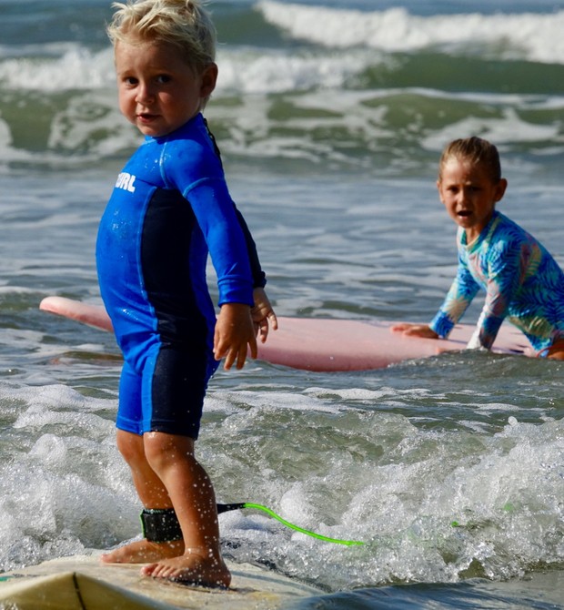 Irmãos começaram a surfar aos 2 anos de idade (Foto:  Daniel Grubba/Flow Sports)