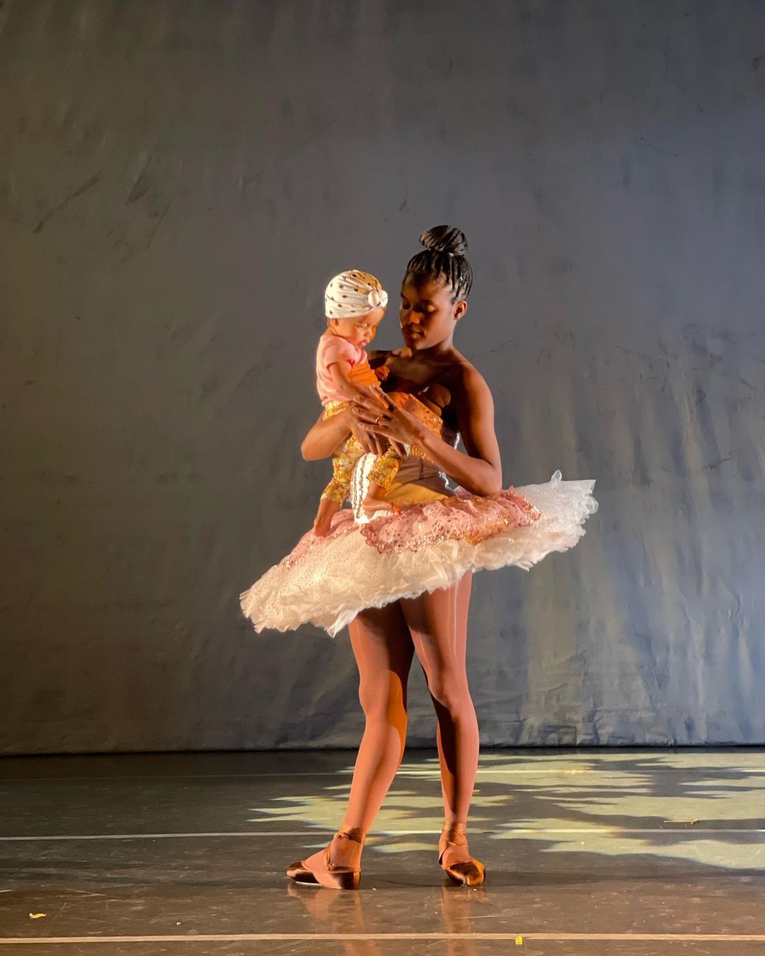 Ingrid Silva leva a filha, Laura, para os palcos (Foto: Reprodução / Instagram)