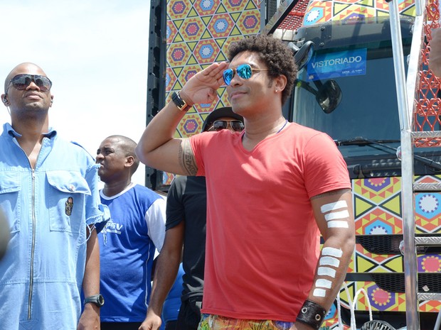 Denny, da Timbalada, também marca presença no desfule do cacique Carlinhos Brown (Foto: Marcio Reis/Ag Haack)