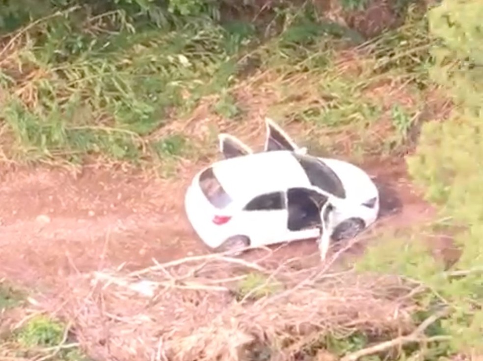Veículo foi abandonado em estrada secundária em Itati — Foto: Reprodução/Batalhão de Aviação da BM