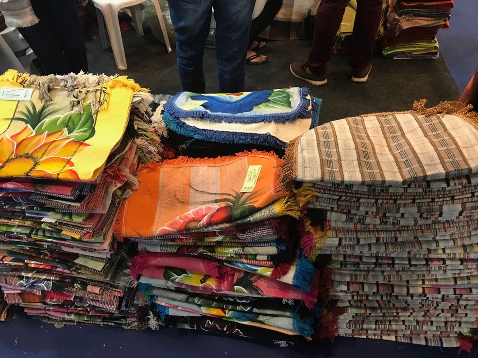 Tapetes e outros artigos para casa estão em promoção em diversos estandes da Fenearte (Foto: Penélope Araújo/G1)