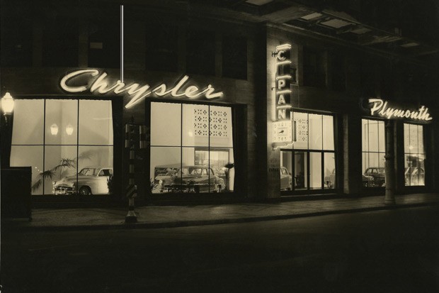 Revenda da marca Chrysler na capital paulista durante a década de 50: tradição na venda de carros de luxo (Foto: Acervo Empresa)