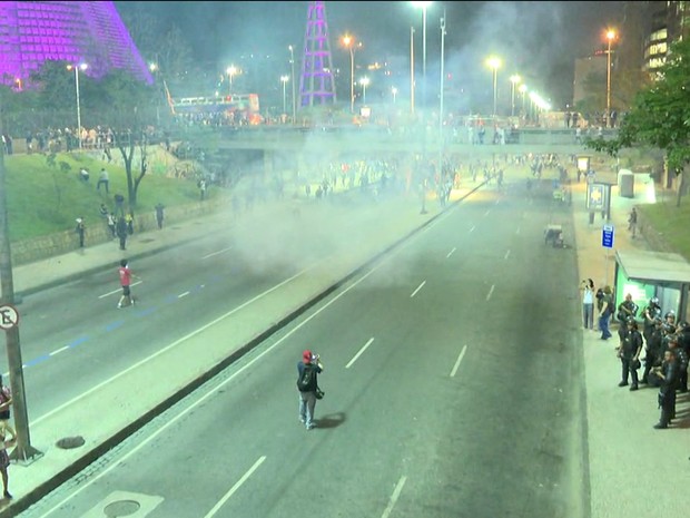 Protesto no Centro teve momentos de tumulto (Foto: Reprodução/Globonews)