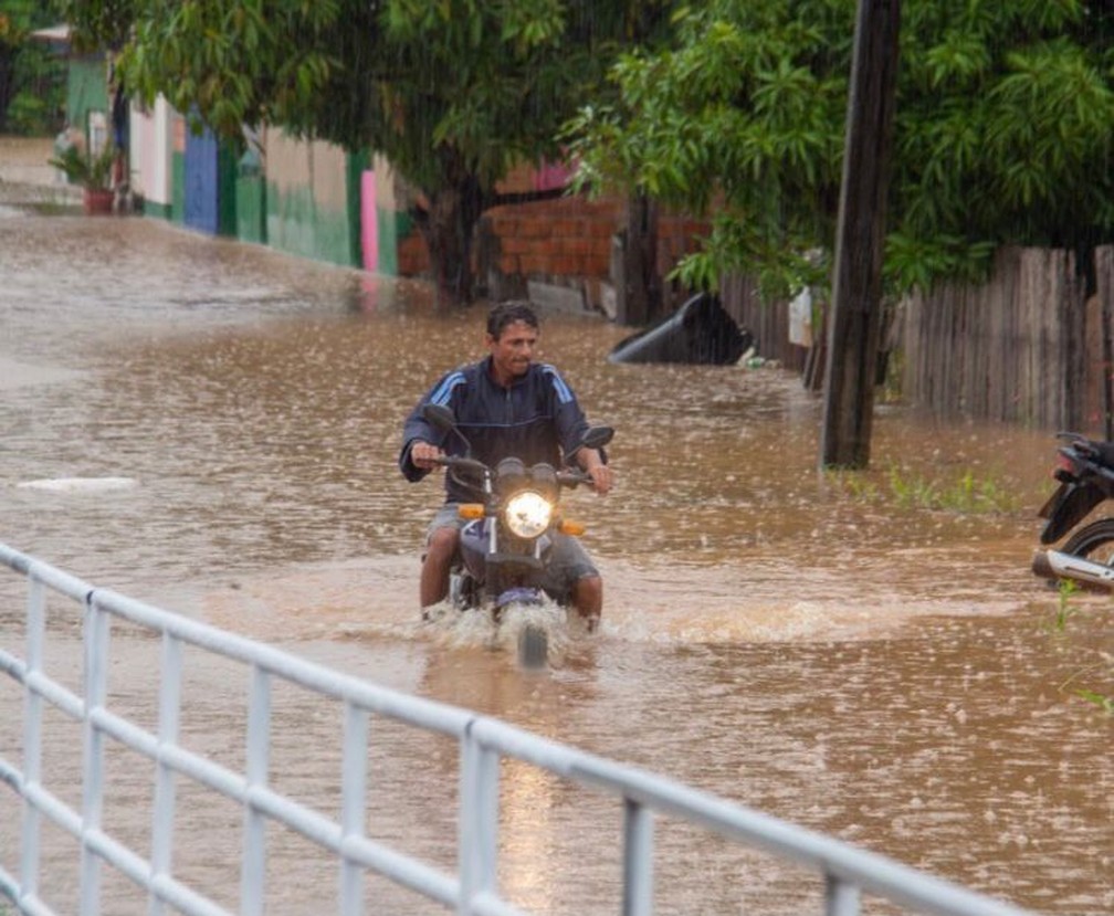 Motociclista em área de alagamento em Cacoal (RO)  — Foto: Prefeitura de Cacoal/Reprodução