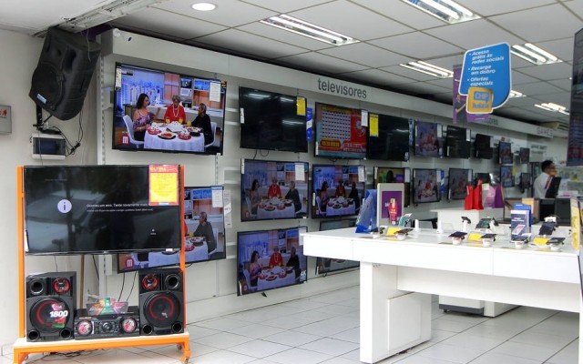 A duas semanas de corte do sinal analógico, poucas lojas vendem conversor digital (Foto: Sergio Castro / Estadão)