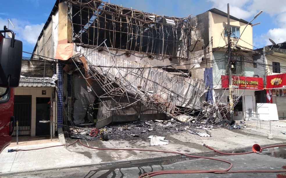 Inc&ecirc;ndio atingiu loja em S&atilde;o Crist&oacute;v&atilde;o &mdash; Foto: Rildo Ara&uacute;jo/TV Bahia