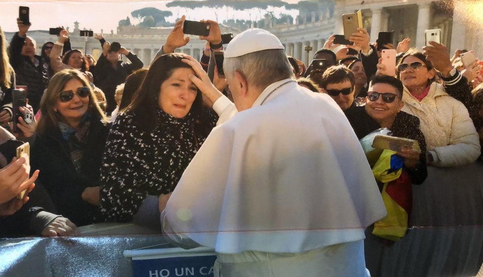 A publicitária Fabiana Azzolini recebeu uma bênção do Papa Francisco em 2019 — Foto: Arquivo pessoal