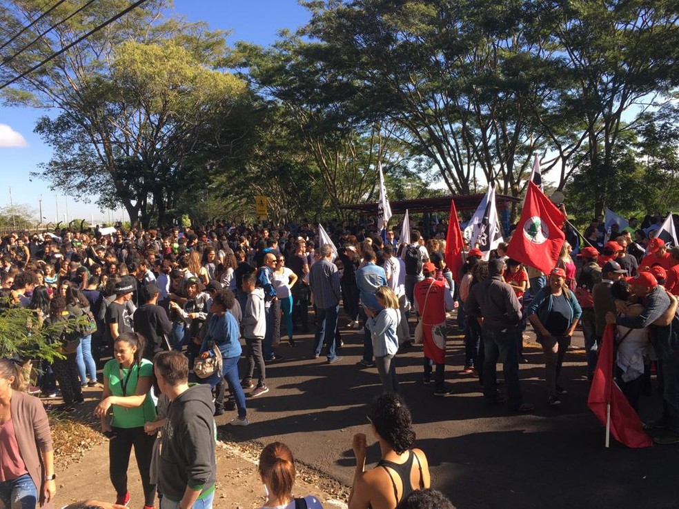 Ato contra os bloqueios na educação e a reforma da Previdência e realizado em Presidente Prudente — Foto: João Alberto Pedrini/G1