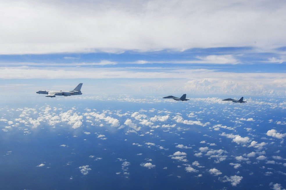 Aviões da Força Aérea chinesa sobrevoam os arredores de Taiwan em exercício militar em 7 de julho de 2022. — Foto: Li Bingyu/Xinhua via AP