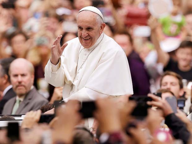 Papa Francisco acena para milhares de pessoas ao chegar para sua última missa neste domingo (27) em palco montado na Filadélfia (Foto: REUTERS/Matt Rourke/POOL)