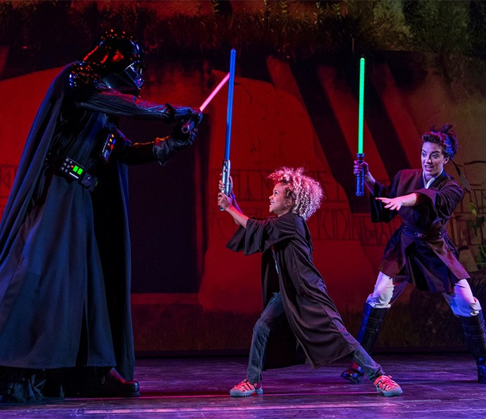 A bordo dos navios, sua família encontra personagens e participa de shows, como o Jedi Trials of the Temple, em que as crianças podem até lutar com Darth Vader (Foto: Disney Cruise Line)