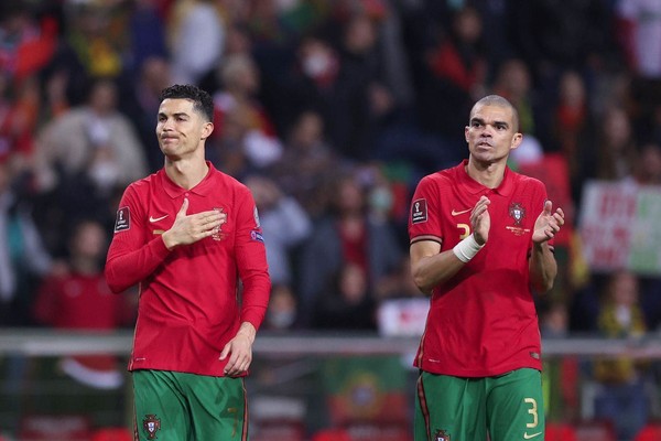 Cristiano Ronaldo junto com o companheiro de seleção de Portugal, o zagueiro Pepe (Foto: Reprodução/Twitter)