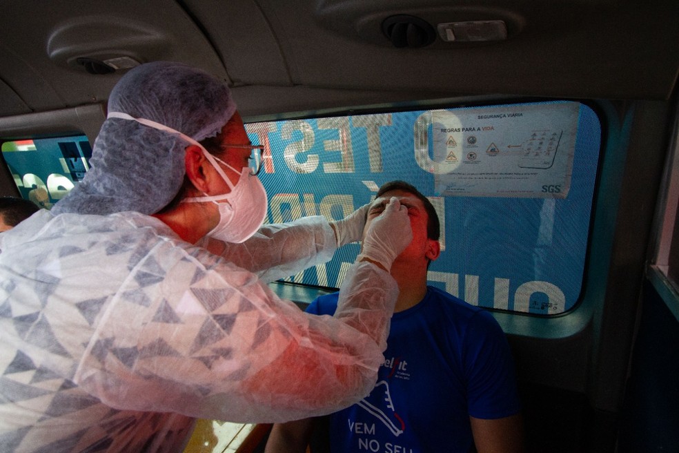 Profissional da saúde realiza teste contra a Covid-19 em Pernambuco — Foto: Miva Filho/SES-PE
