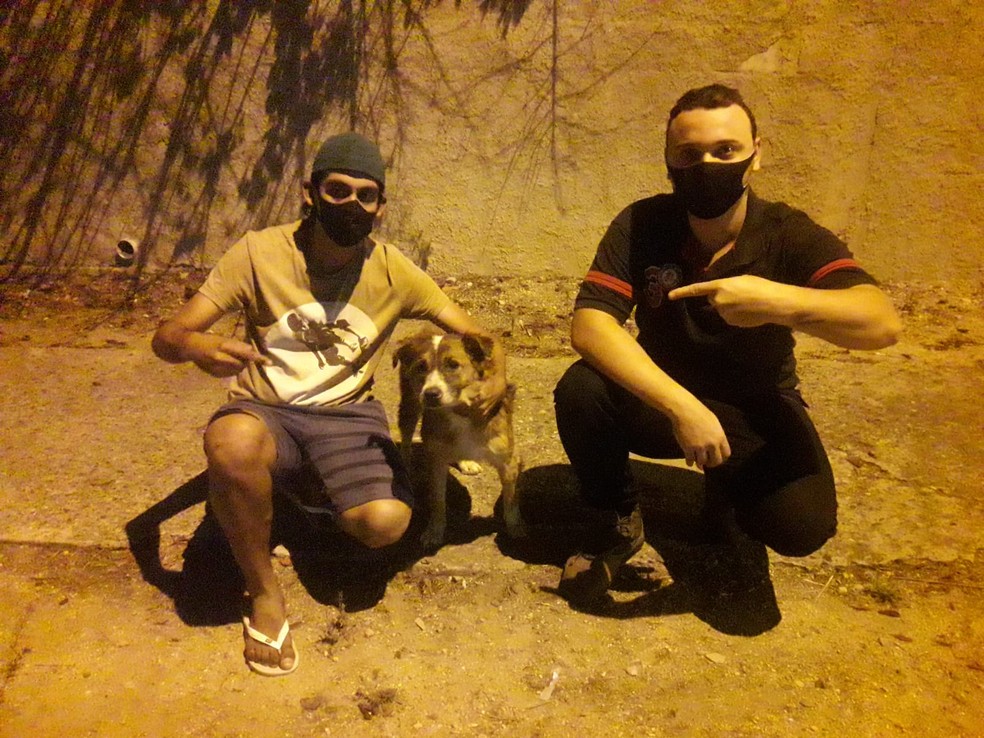 Armando com o cachorro Tony e o motoboy Gabriel — Foto: Arquivo Pessoal
