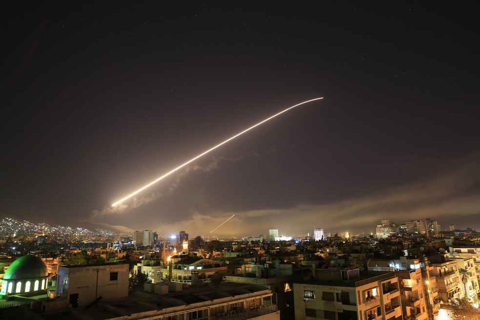 Céu de Damasco se ilumina durante ofensiva dos Estados Unidos na Síria no início do dia 14 de abril (Foto: AP Photo/Hassan Ammar)