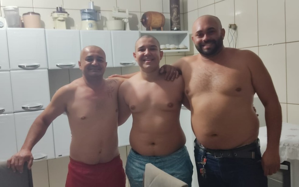 Familiares raspam a cabeça para apoiar paciente em tratamento de câncer de mama — Foto: Rosa Maria de Campos Ferreira 