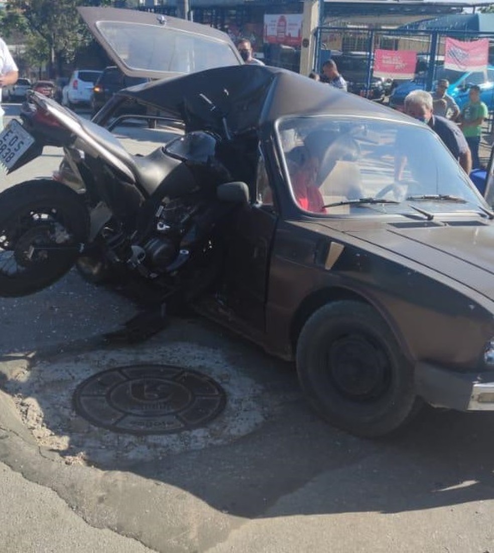 Moto fica presa dentro de veículo após batida em avenida de São Roque — Foto: Divulgação/São Roque Notícias