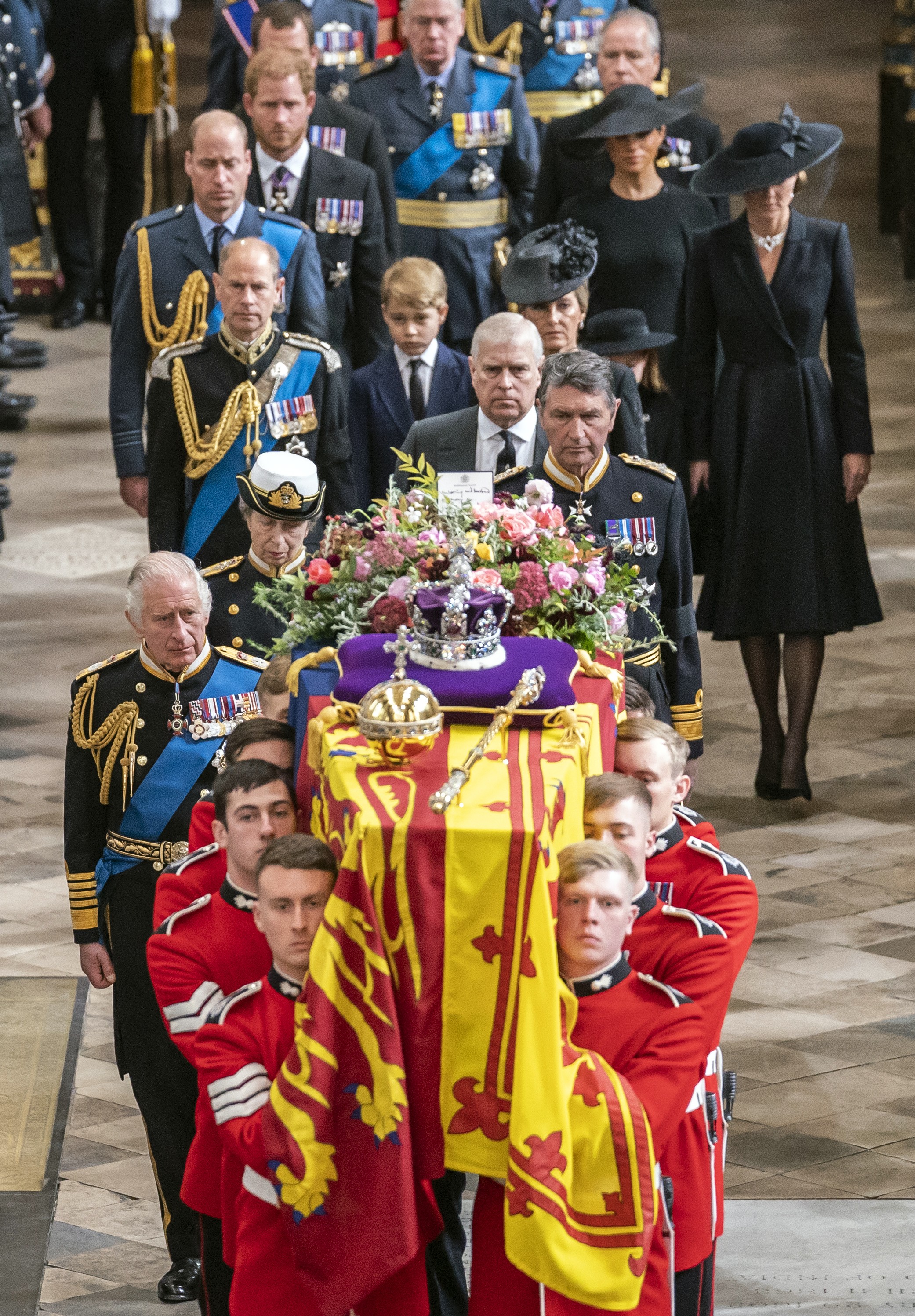 LONDON, ENGLAND - SEPTEMBER 19: King Charles III follow behind the coffin of Queen Elizabeth II, draped in the Royal Standard with the Imperial State Crown and the Sovereign's orb and sceptre, as it is carried out of Westminster Abbey. after the State Fun (Foto: Getty Images)