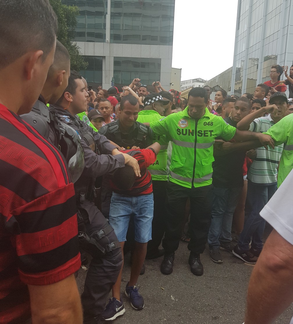 Acusado de furto foi algemado por policiais depois de muito trabalho para imobilizá-lo — Foto: Fred Huber
