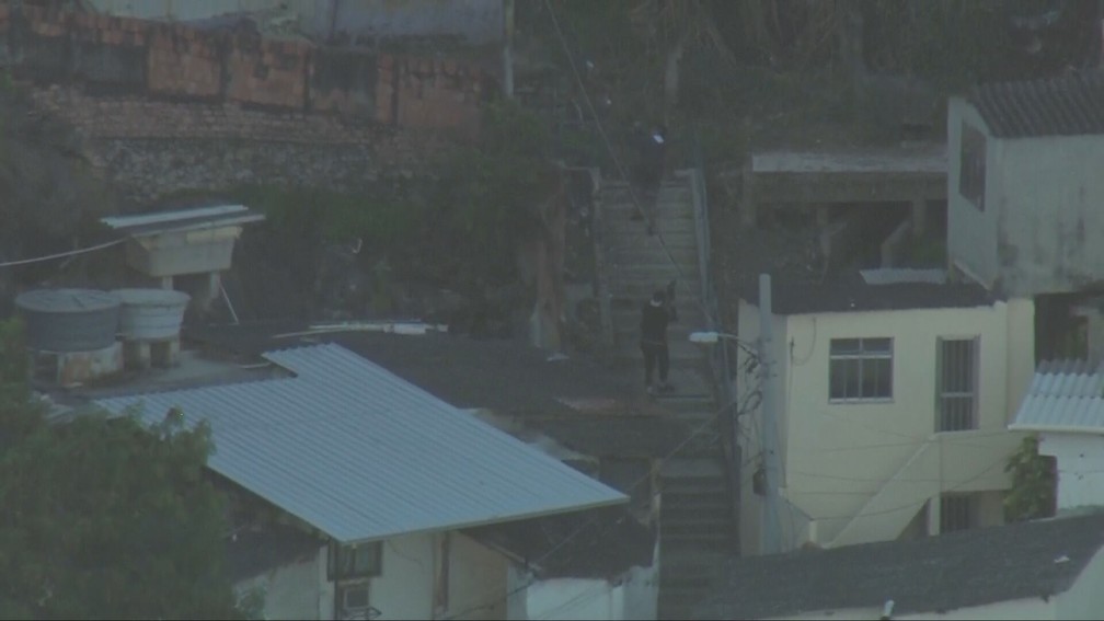 Criminosos circulam na parte alta de uma favela — Foto: Reprodução/TV Globo