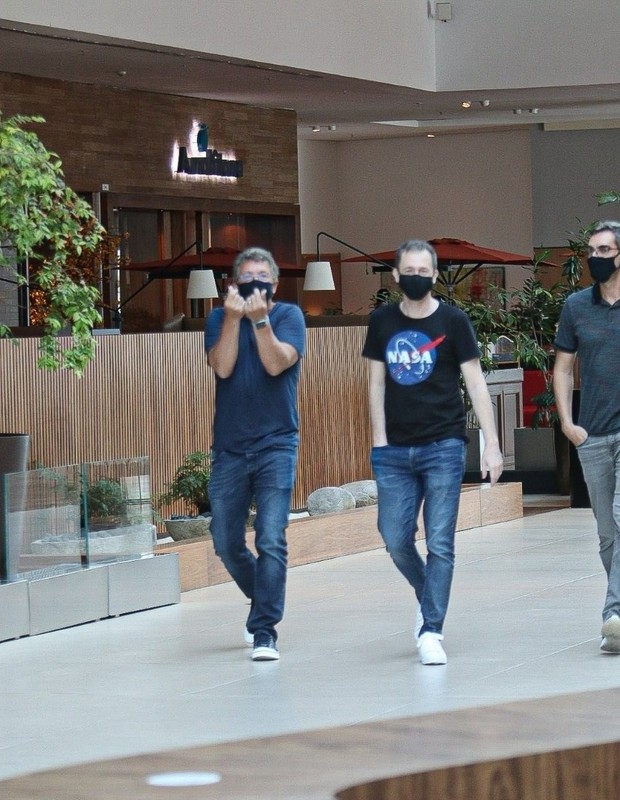 Tiago Leifert, Boninho e Rodrigo Dourado passeiam em shopping (Foto: AgNews)